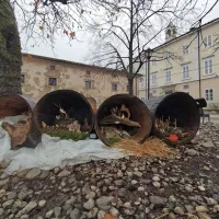 Na Trgu  Pavla Rušta so jaslice v starih posodah za grozdje.  