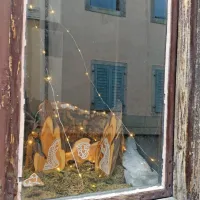 Poglede v Vipavi privabljajo tudi klekljane jaslice. 