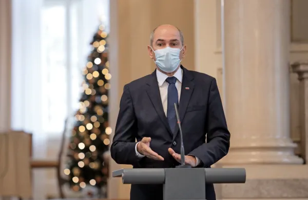 Predsednik vlade Janez Janša je v božični poslanici poudaril, da 
bo tudi preizkušnja epidemije koronavirusa minila in je lahko 
priložnost tudi za premislek o tem, kaj je pomembno in kaj ne. 