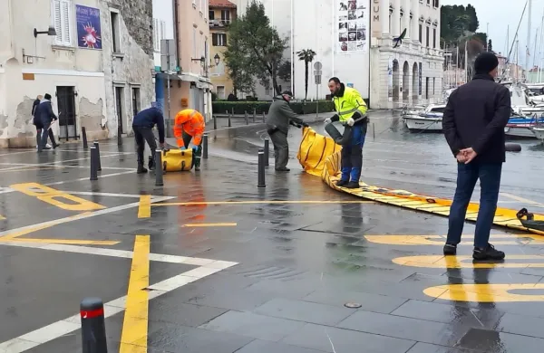 Civilna zaščita je  ob vhodu na Tartinijev trg postavila  protipoplavno zaščito,  baražo.