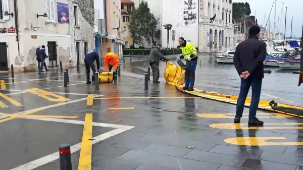Civilna zaščita je  ob vhodu na Tartinijev trg postavila  protipoplavno zaščito,  baražo.
