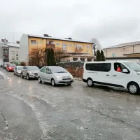 V Pivki se je zjutraj nabrala vrsta čakajočih na testiranje. 