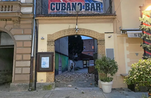 V več potresih, ki so davi stresli območje Siska in Petrinje, je bilo 
poškodovanih več kot sto objektov. 
