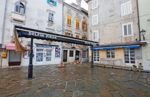 Betonskih korit, ki so vrsto let obkrožala gostinski vrt, ni več;  proč morajo tudi stebri.