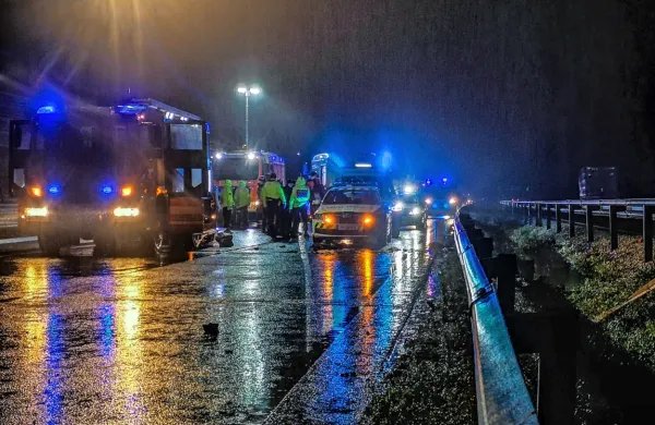 Pred dobrim letom   je obtoženi  na avtocesti med Brezovico in 
Vrhniko povzročil tragično nesrečo, po kateri so umrli trije mladi 
Sirci. 