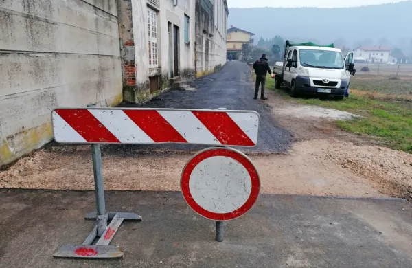 V Mirnu so v preteklih  dneh asfaltirali   150 metrov dotrajane ceste 
pod bivšo Vato.