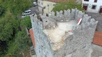 Taka razbitina je zazevala na kobdiljskem stolpu avgusta lani. Zdaj je že obnovljen, z denarjem 
ministrstva za kulturo pa bodo vsa dela plačana. 