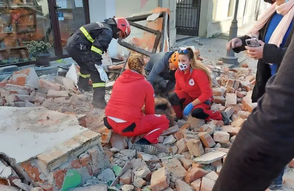 Petrinja je v ruševinah. Na pomoč je poleg gasilcev in prostovoljcev prišlo najmanj 300 pripadnikov hrvaške vojske. 