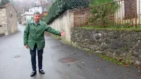 Dina Rihter iz Dola kaže zid, ob katerem je poleti pomagala visoko 
noseči Iračanki.  
