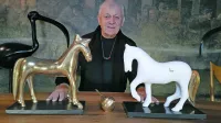  V letu praznovanja 440-letnice Kobilarne Lipica je iz svojega bogatega opusa Oskar Kogoj  izbral  
ikonična konja in z njima obogatil stalno umetniško zbirko Pomnika miru na Cerju. 