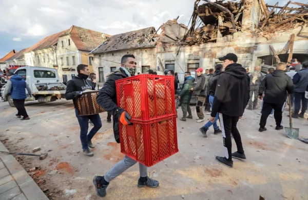 Na Hrva&scaron;kem najmanj tisoč objektov popolnoma uničenih, umrlo je sedem ljudi