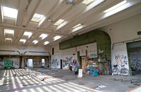 Septembrska smrt Vrtojbenca v propadajočem Idealu še vedno 
nima epiloga, zaradi umora pa preiskujejo tri storilce.
