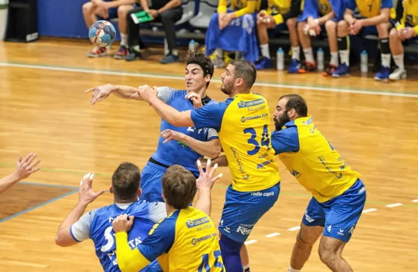 Primorski prvoligaški obračun v Izoli je jeseni pripadel Koprčanom 
(v rumenih dresih).
