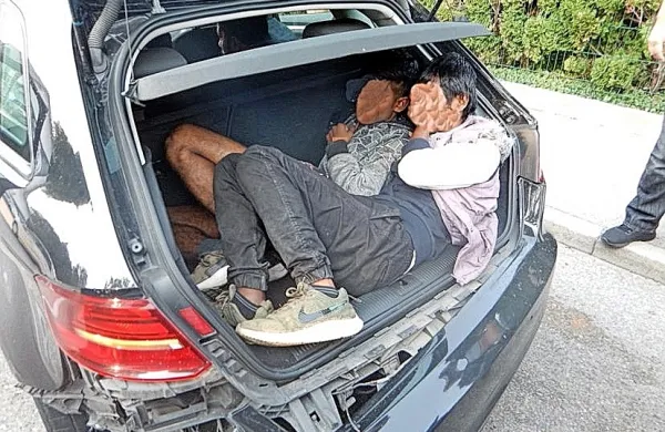 Bengalski vodič se je   skupaj s še dvema migrantoma skril v 
prtljažnik enoprostorca litovske registracije  (fotografija je simbolična).  