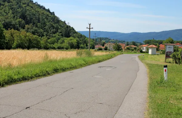 Občina  namerava prihodnje leto ob cesti med Vipavo in Vrhpoljem 
proti Vrhpolju urediti pločnik za pešce in kolesarje,  postaviti  javno 
razsvetljavo in preplastiti cestišče. 