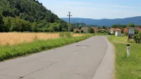 Občina  namerava prihodnje leto ob cesti med Vipavo in Vrhpoljem 
proti Vrhpolju urediti pločnik za pešce in kolesarje,  postaviti  javno 
razsvetljavo in preplastiti cestišče. 