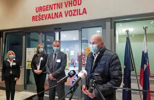 Premier Janez Janša je danes obiskal šempetrsko bolnišnico. 
(Foto Vesna Humar)