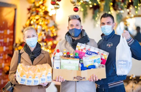 Največje presenečenje je prišlo iz covid oddelka izolske bolnišnice, 
kjer so kljub zahtevnim razmeram stopili skupaj in prispevali 
dobrine za pomoči potrebne. 