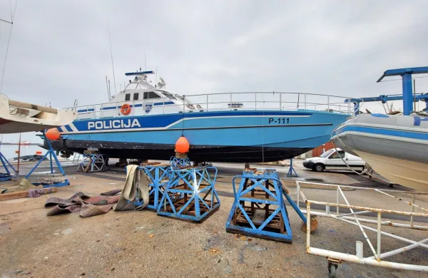 Čoln P-111 je bil na suhem v Izoli