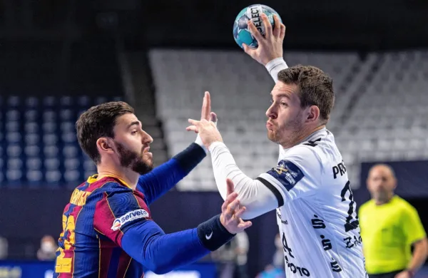 Miha Zarabec (z žogo) se je po zmagi v finalu nad Barcelono veselil 
naslova v ligi prvakov.  