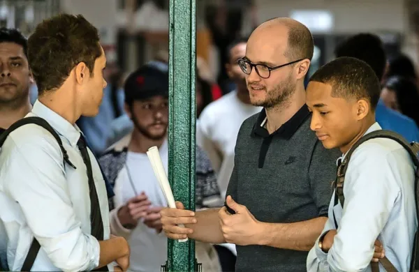 Na spletni strani Primorskih novic sta med kulturnimi vsebinami letos največ bralcev pritegnili kritika hollywoodskega Življenja v letu, novega filma Mitje Okorna (levo med snemanjem), in intervju z 
igralcem, komedijantom in kantavtorjem  Iztokom Mlakarjem ob 30-letnici  kultnega prvenca Štorije in baldorije, ponatisnjenega na vinilni plošči.   