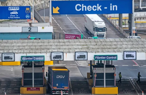 Prvi trajekt s 36 tovornjaki je iz britanskega Dovra v francoski 
Calais prispel zjutraj. Na dodaten pregled so morali samo trije 
tovornjaki.