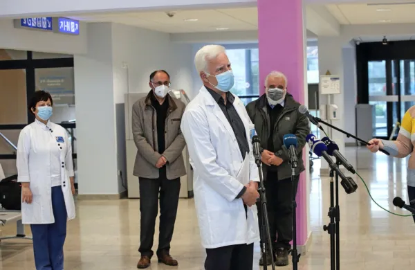V Splošni bolnišnici Izola se je cepilo 20 zaposlenih, v prihodnjem 
tednu se jih bo še 300, je napovedal strokovni direktor  Dušan 
Deisinger. 