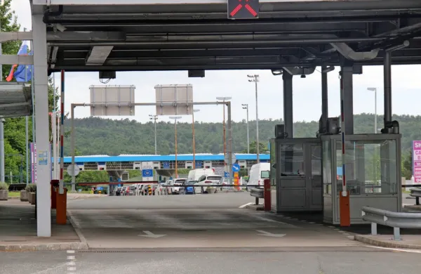 Mejni prehod Jelšane je eden od mejnih prehodov, kjer lahko v 
državo vstopajo tisti, ki ob prihodu iz rdeče države v Slovenijo 
vstopajo na zunanji schengenski meji, nimajo pa negativnega 
testa PCR, ki ni starejši od 48 ur, oziroma ne sodijo med 12 izjem, 
ki jim je omogočen vstop v državo brez napotitve v karanteno na 
domu.