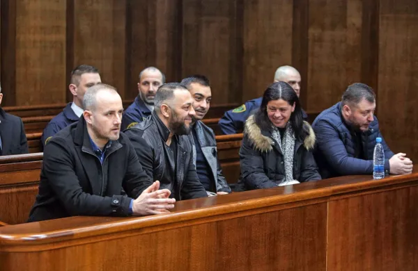 Dejan Šurbek (prvi z leve) in trije romunski državljani (med njimi 
je sodna prevajalka) so bili tako kot tudi Jože Kojc in Vesna 
Ternovec od januarja 2019 do februarja 2020 v priporu.