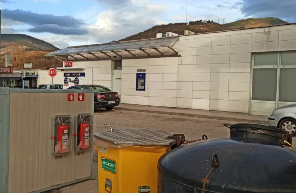 Pri bankomatu na Vojkovi cesti se je po besednem sporu vnel še 
pretep, nasilneža sta napadla  mamo in hčerko.