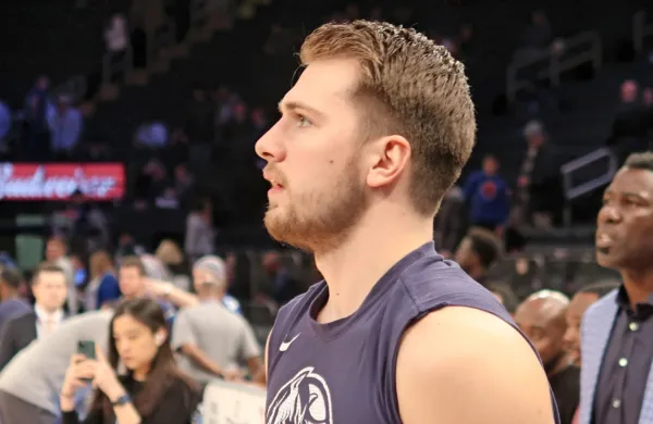 Luka Dončić zaradi rahle poškodbe leve stegenske mišice ni 
igral.