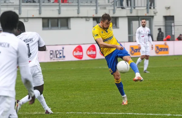 Žan Žužek, ki je tako v Sežani zabil zadnji jesenski gol Kopra, je z rumeno-modrimi  podaljšal 
pogodbo tudi za prihodnjo sezono.