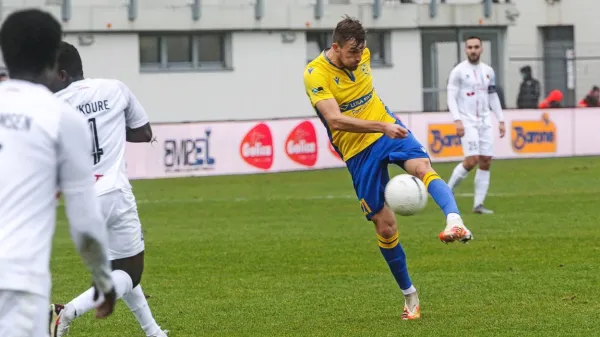 Žan Žužek, ki je tako v Sežani zabil zadnji jesenski gol Kopra, je z rumeno-modrimi  podaljšal 
pogodbo tudi za prihodnjo sezono.