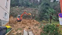 Včeraj so delavci v Semedeli odstranjevali blato, ki je  spolzelo z 
brežine v nedeljo dopoldan. 