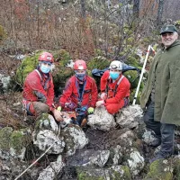   Rešitelji s srečno psičko  in njenim še bolj srečnim lastnikom 
Sandijem Debevcem (desno).