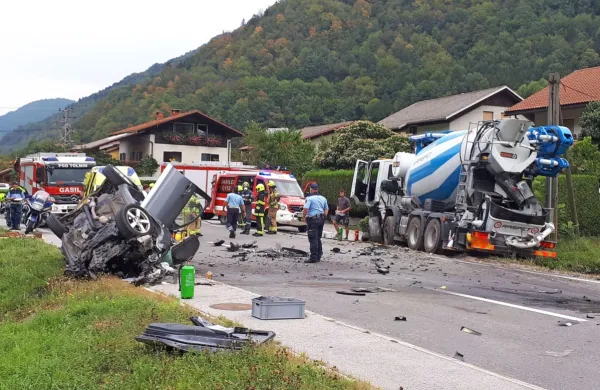 Avgusta je po čelnem trčenju v tovornjak s hruško betona v Slapu 
ob Idrijci umrl voznik avta. 