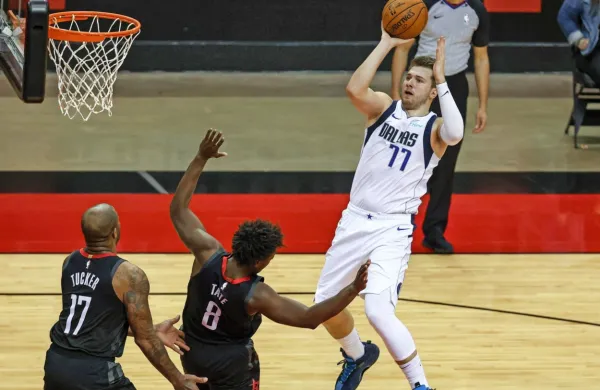 

Luka Dončić je zabeležil tretjo tekmo z vsaj 30 točkami, 15 skoki in 
10 podajami pred dopolnjenim 22 letom.