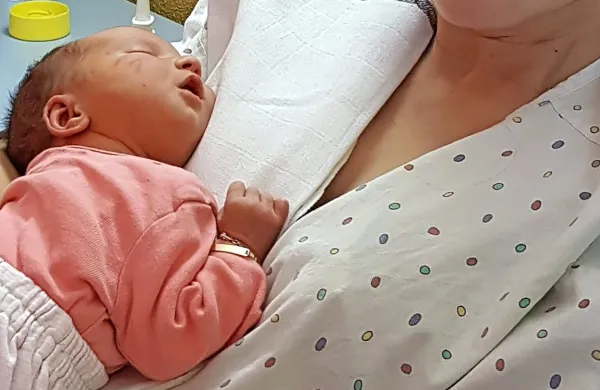 Več kot tri kilograme težka in 50 centimetrov velika deklica Žana 
je letos prva privekala na svet v šempetrski bolnišnici.