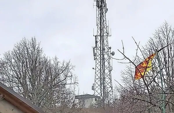 Agrarna skupnost Šilentabor je  novo lokacijo za antenski stolp zagotovila že pred petimi leti, a star stolp še vedno stoji sredi ruševin nekdanjega gradu.  