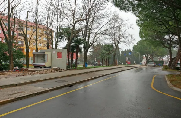 V Livadah odstranili montažna objekta
