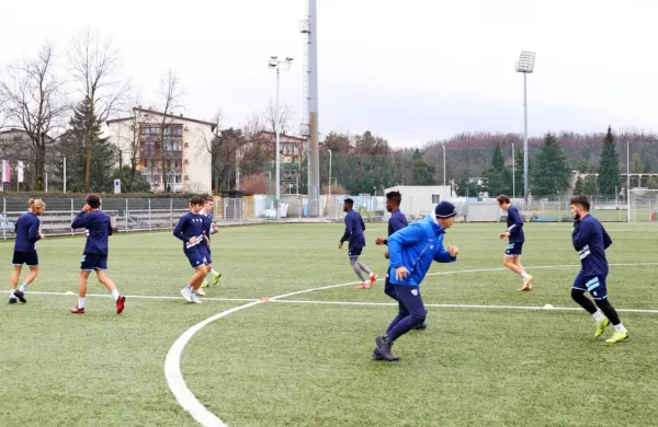 Nogometaši Gorice, ki so se včeraj ogrevali na umetni travi športnega parka, bodo čez zimo ostali doma.