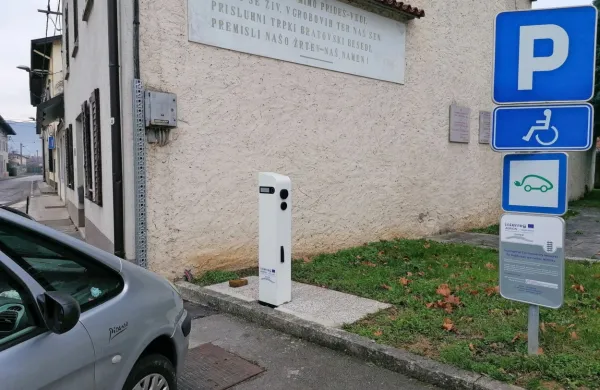 V okviru projekta EnerMOB so v Renčah postavili polnilnico za 
vozila na električni pogon. 