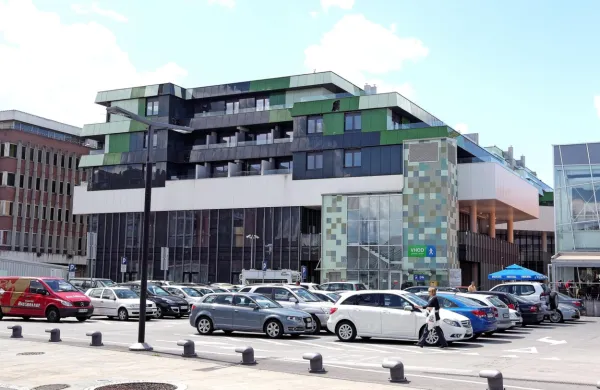 Po razvojni ambulanti bodo v prihodnje prostore v  Zelenem parku 
2 predvidoma zasedli še Zdravstveno vzgojni center, dispanzer za 
ženske, fizioterapija, centra za duševno zdravje odraslih ter 
duševno zdravje otrok in mladostnikov. 