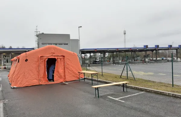  Od sobote do ponedeljka so na jelšanskem mejnem prehodu 
opravili 804 hitre teste, 50 testov je bilo pozitivnih.