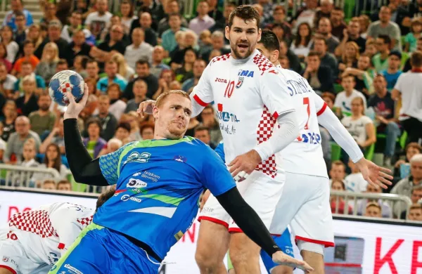 Matej Gaber (z žogo) bi lahko bil  pomemben adut slovenske 
izbrane vrste tudi na Nizozemskem. 