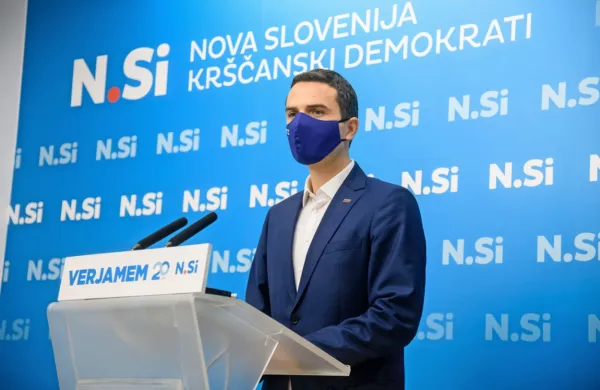Sedanja vlada ni manjšinska, ampak še vedno večinska, saj ima 
vladna koalicija po odhodu stranke Desus trdnih 47 poslanskih 
glasov, vztraja predsednik NSi in obrambni minister Matej Tonin.