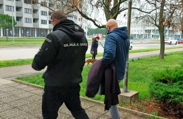 David Ojo (z leve, ob njem odvetnik Filip Kukovec) trdi, da so 
soobtoženi zlorabili njegovo stisko. 