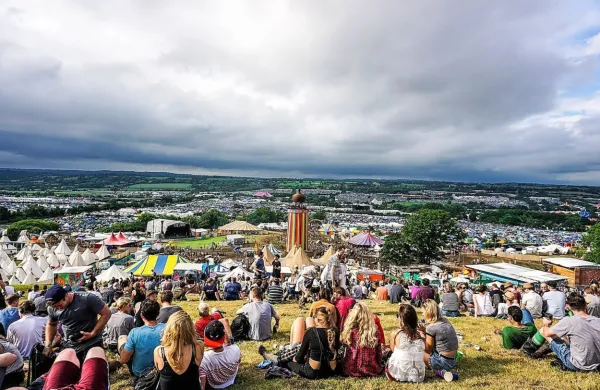 Med najbolj odmevnimi je glasbeni festival Glastonbury, ki v 
lokalne blagajne doprinese več kot 100 milijonov britanskih 
funtov. (Foto: Czampal/Wikipedia)