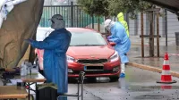 Tudi hitre antigenske teste lahko opravlja zgolj pooblaščeno osebje 
in pri tem skrbno pazi na  ustrezno temperaturo in druge pogoje.   
