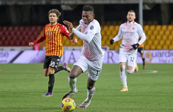 Rafael Leao (z žogo) bo predvidoma eden glavnih adutov Milana 
tudi na obračunu z Juventusom. 